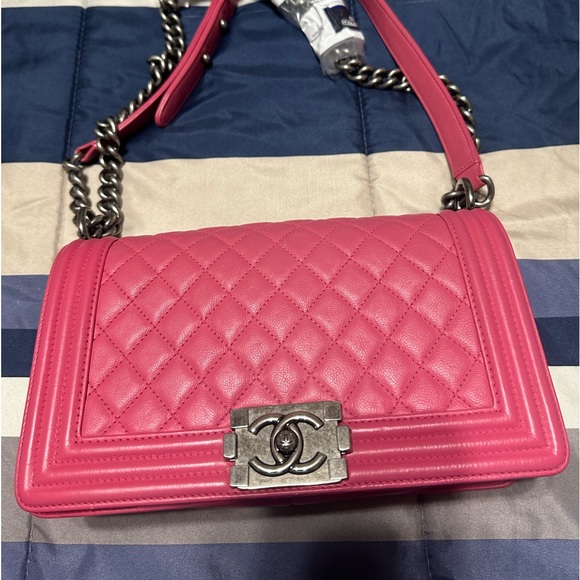 Chanel Le boy bag in nice pink color and gun metal hardware. - Picture 5 of 15